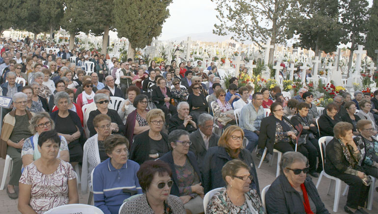 La tradicional Misa de nimas congrega a varios centenares de personas en el Cementerio Municipal 